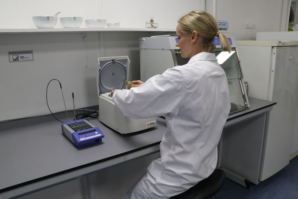 Christine Kruger-Velema, analiste op het veterinair lab van Blijdorp