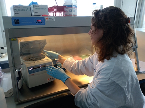 Marjolein Poen doet onderzoek.